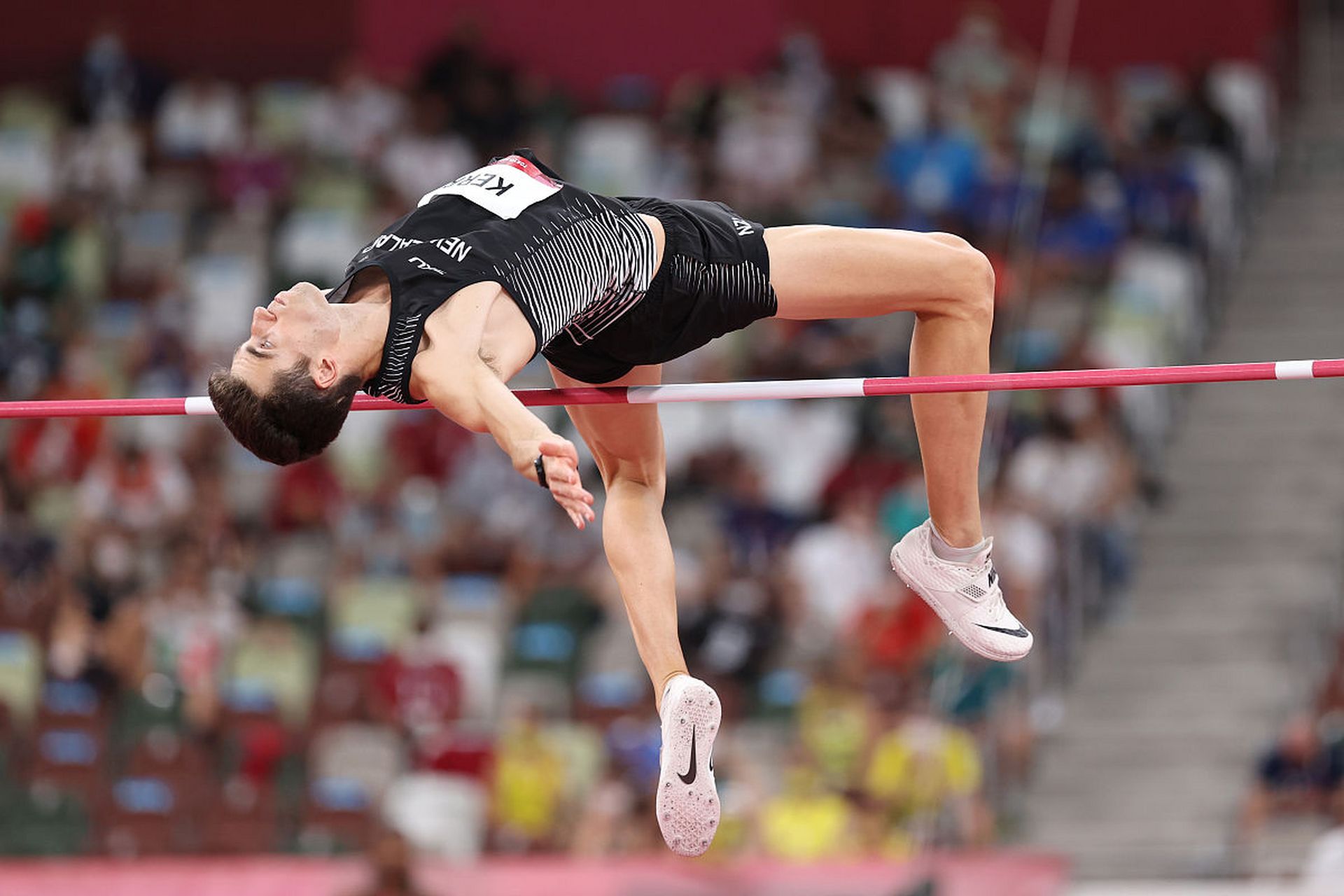 紧张刺激的比赛让人沉迷其中！(紧张刺激的比赛让人沉迷其中的英文)