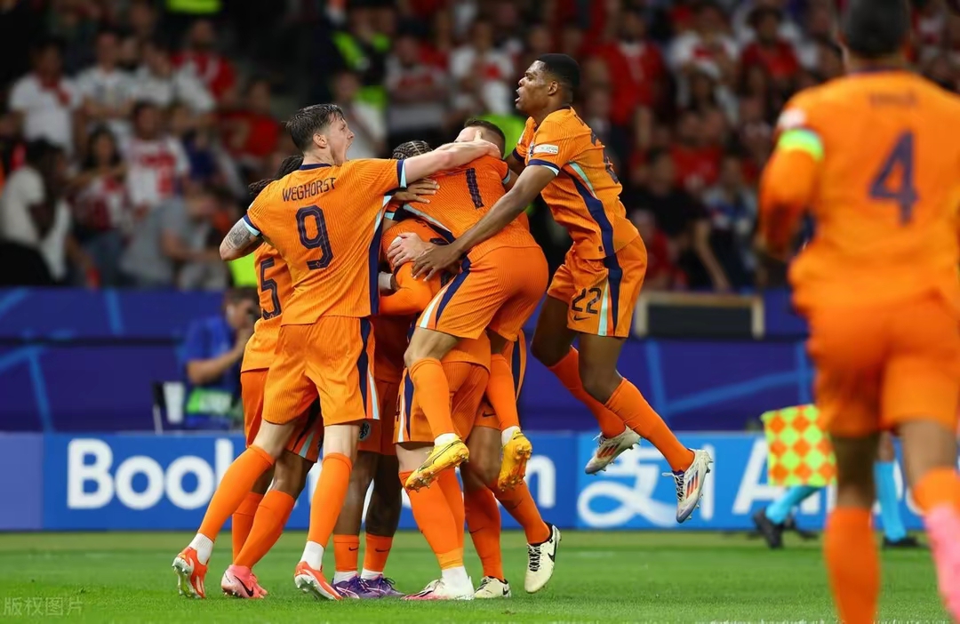 足坛赛场人气火爆，球队竞争激烈拼搏(partizan足球队)