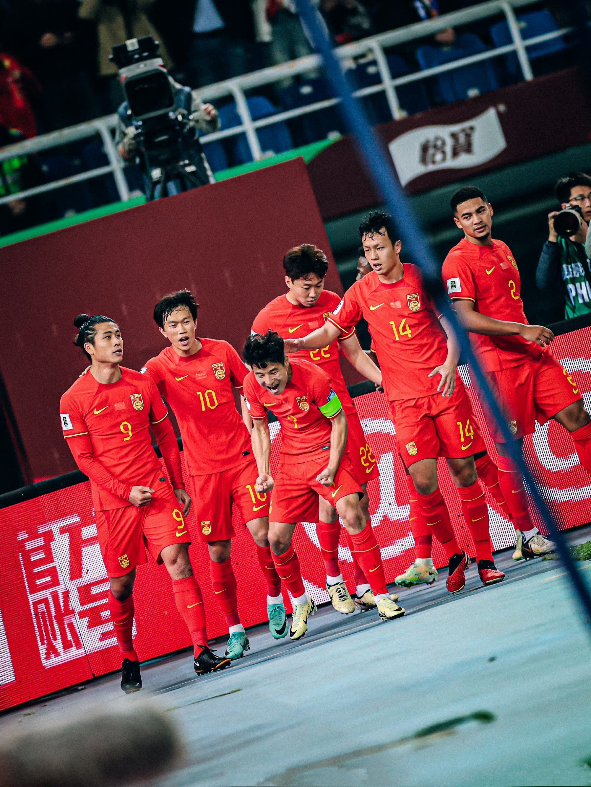 足坛赛场人气火爆，球队竞争激烈拼搏(partizan足球队)